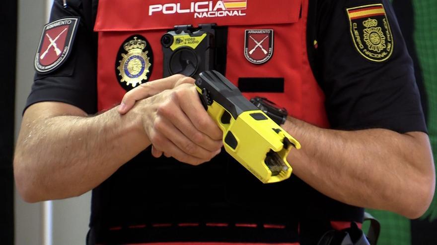 Las pistolas Taser de la Policía Nacional en Aragón llevan en el almacén cuatro meses