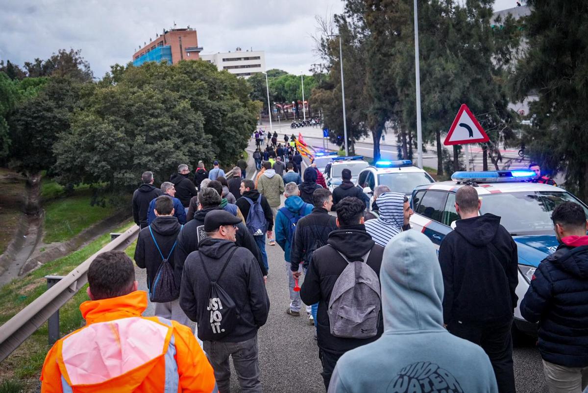 Manifestación de los trabajadores del metal en la B-20, a la altura de Cornellà