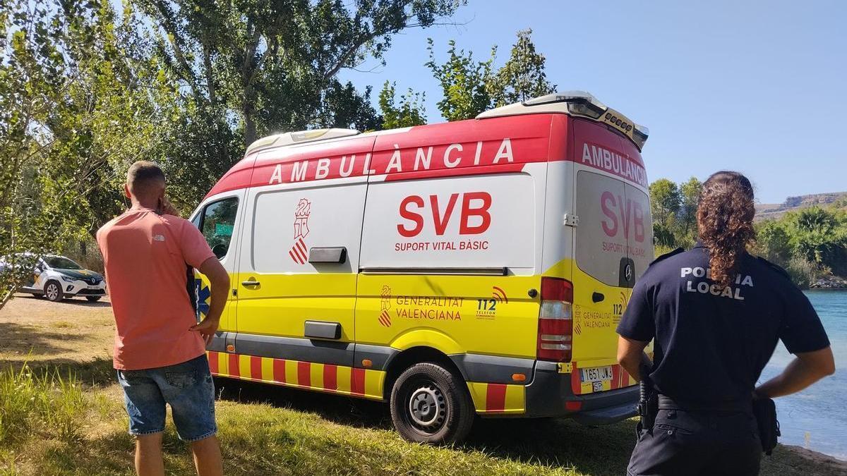 Una agente de la Policía Local junto a la ambulancia que se ha bajado junto al río para evacuar al joven.