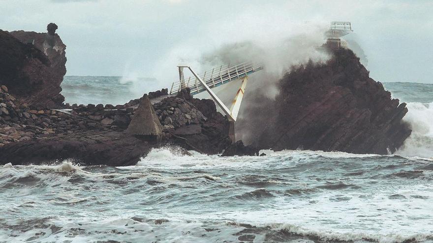 Las borrascas, gran amenaza para la Peñona de Salinas: "Este año hubo seis temporales con olas de más de cinco metros"