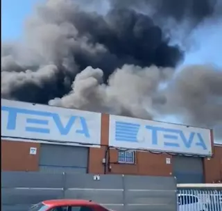 Un incendio en una nave industrial del Vallès deja una gran columna de humo