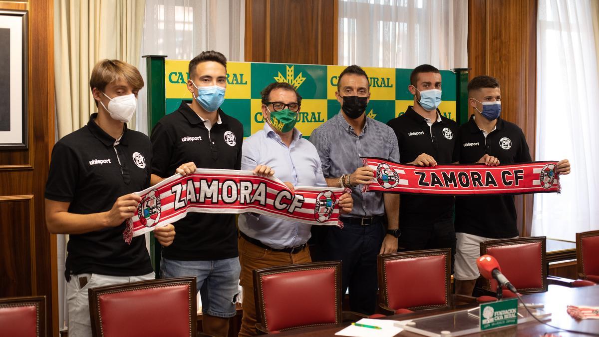 Los jugadores del Zamora CF presentado en Caja Rural posan junto a Narciso Prieto y César Villafañe