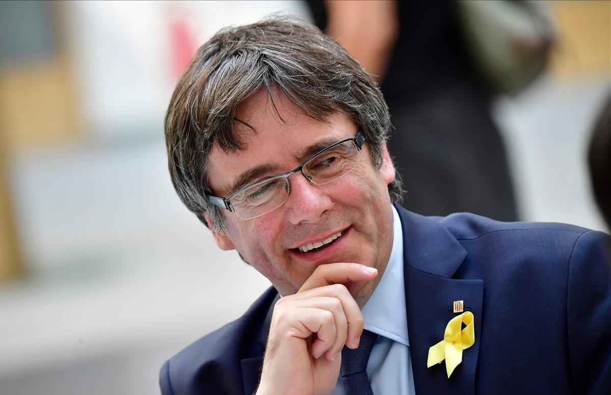 zentauroepp44437834 catalonia s deposed president carles puigdemont smiles as he180725100150