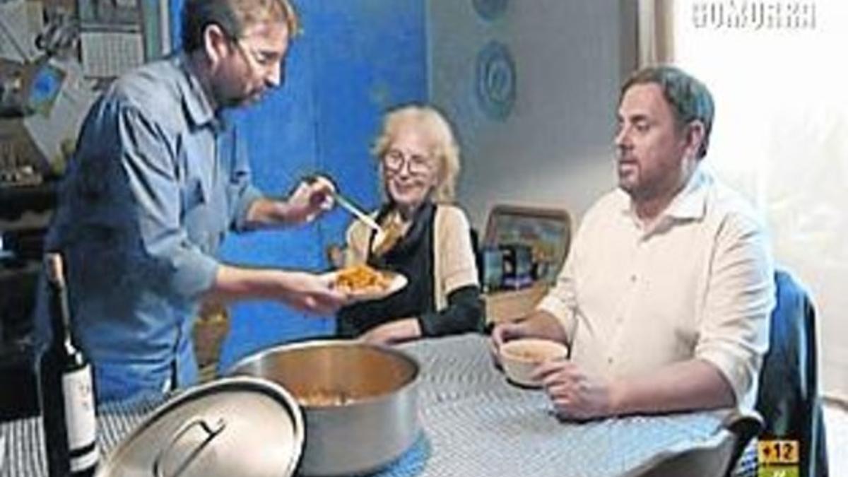 Oriol Junqueras y Jordi Évole comiendo con una familia sevillana.