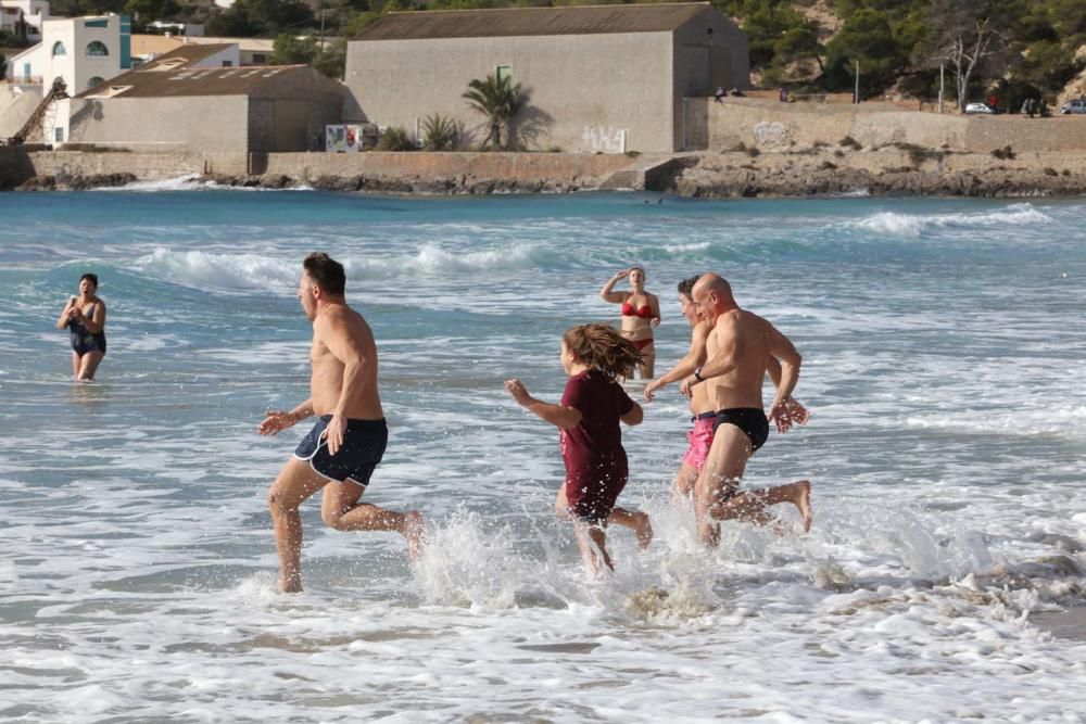 Primer baño del año en ses Salines.