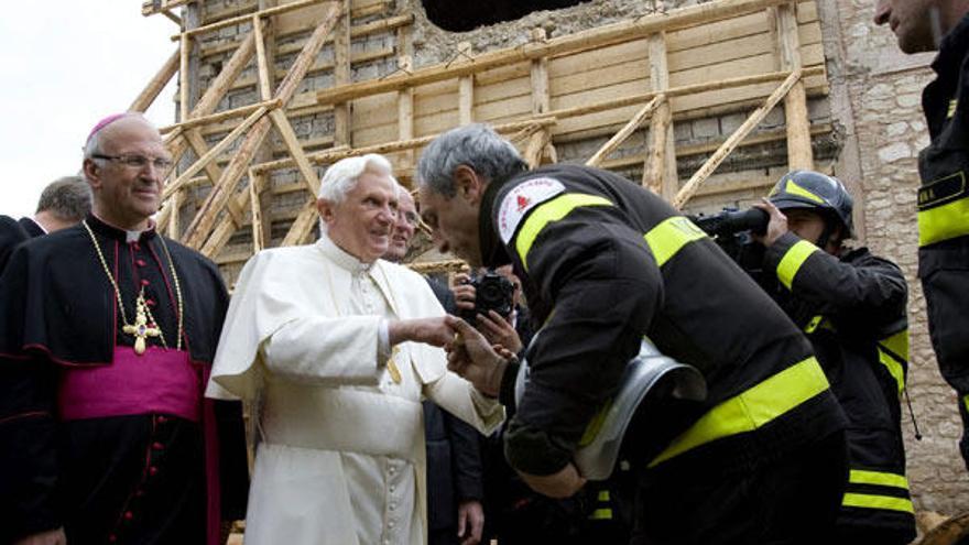 Benedicto XVI durante su visita a Onna