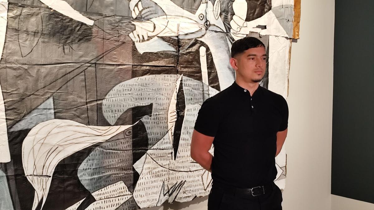 Anaya Cabanding, posando delante de una de las obras de la exposición de la Casa Natal