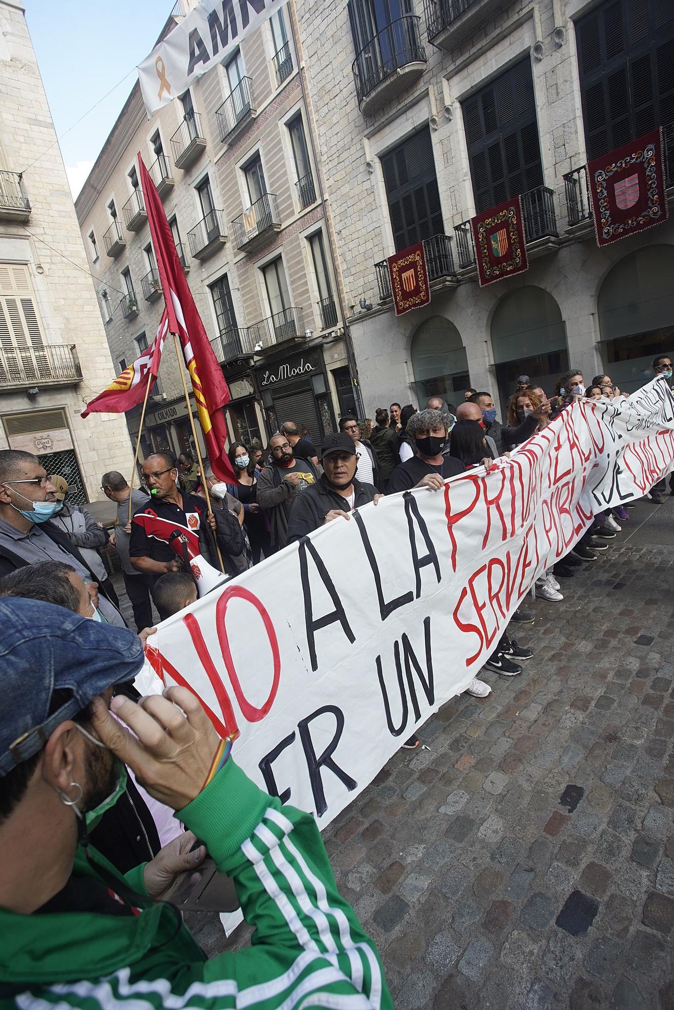 Protesta dels treballadors de Girona + Neta en contra de la privatització del servei públic de neteja