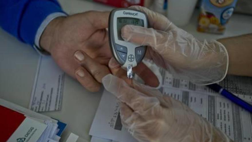 Un paciente con diabetes se realiza una prueba de medición en la ciudad.