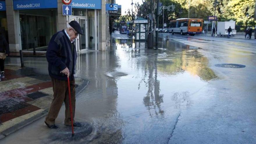 Un hombre camina por la zona anegada.