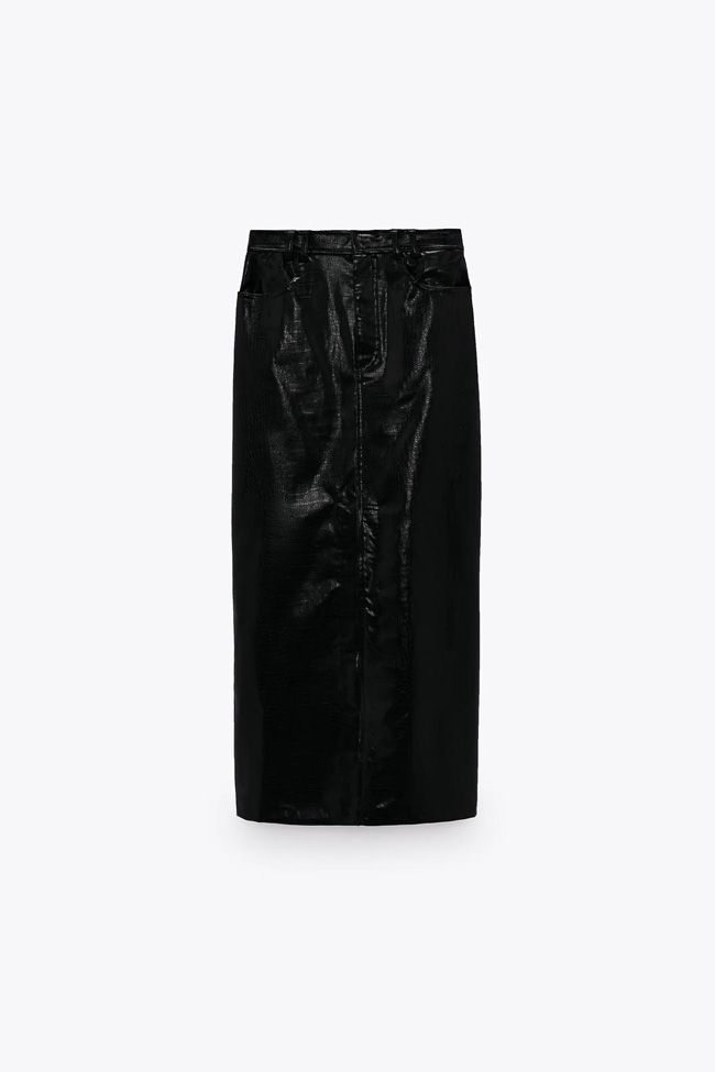Falda midi efecto piel negra, de Zara