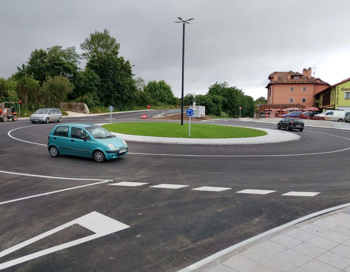 Las nuevas glorietas de la AS-379 en Celoriu (Llanes), en funcionamiento | RAMÓN DÍAZ