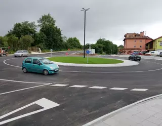 Las nuevas glorietas de la AS-379 en Celoriu (Llanes), en funcionamiento