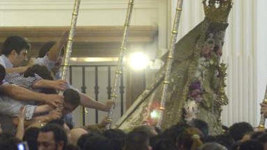 Arranca la procesión de la Virgen del Rocío