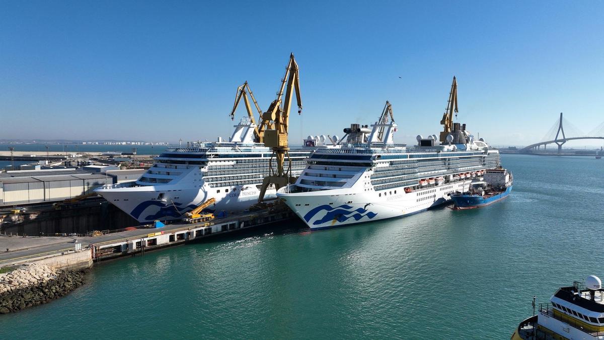 Archivo - Cruceros en el astilleros de Navantia en Cádiz.