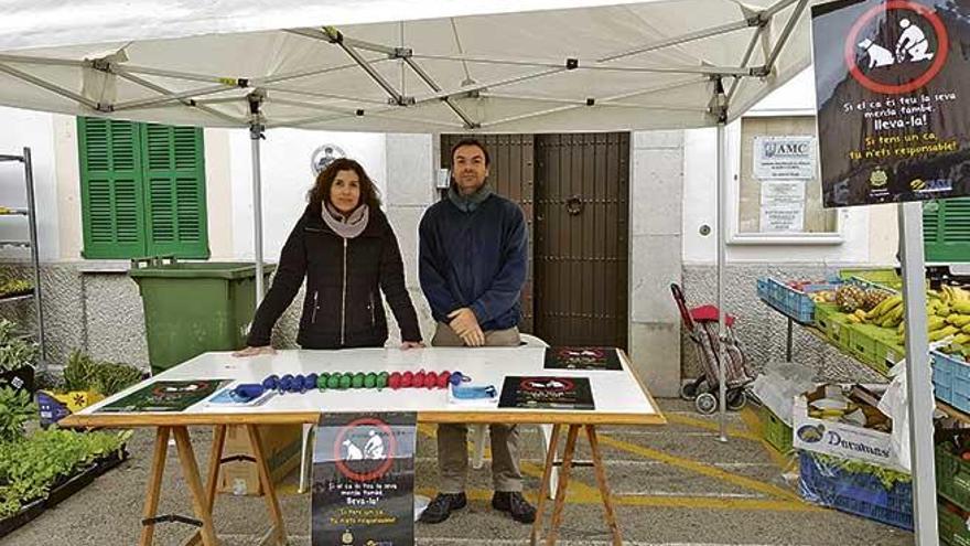 Parada informativa en el mercado de Capdepera.