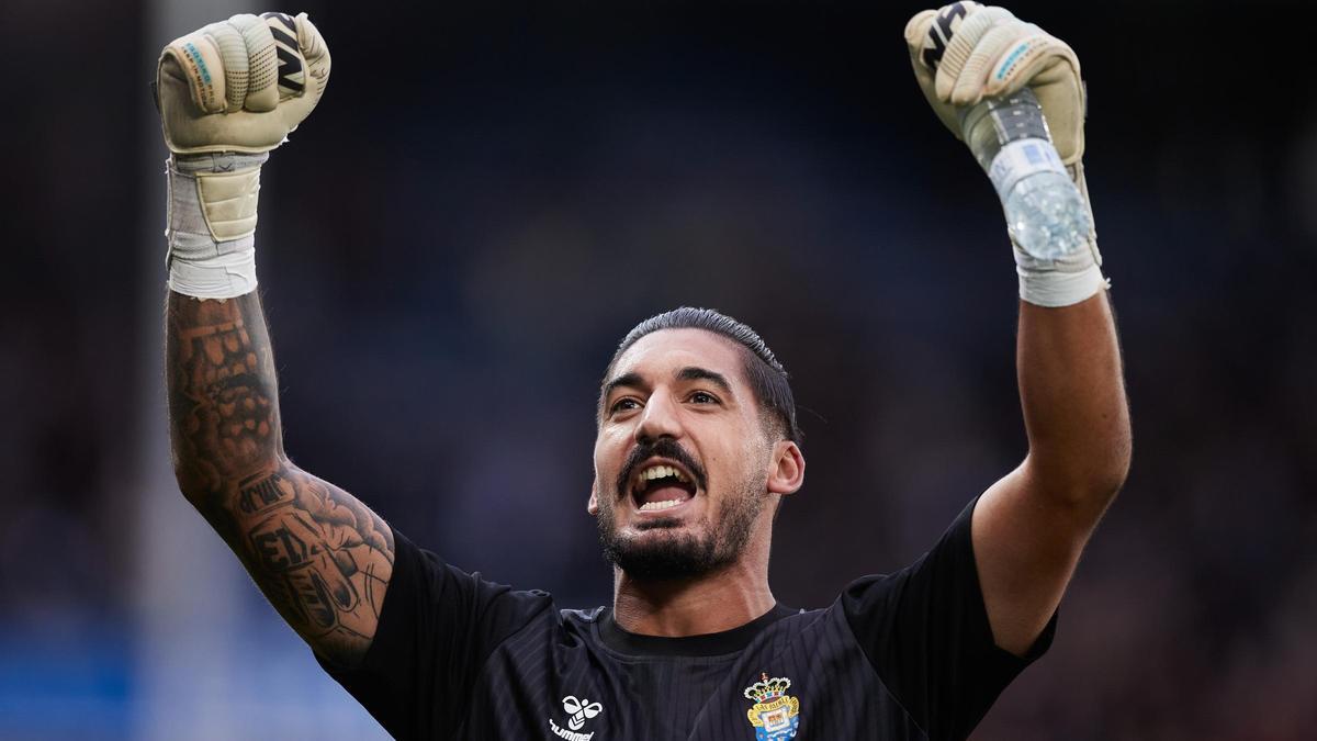 Álvaro Valles festeja la victoria en el estadio de Mendizorroza, tras dejar su portería a cero ante el Alavés.