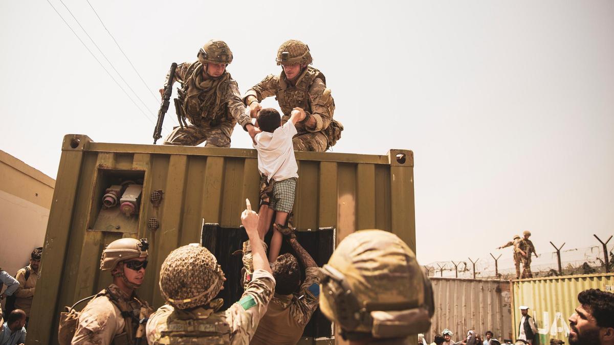 Militares recogen a un niño en la evacuación de Afganistán.