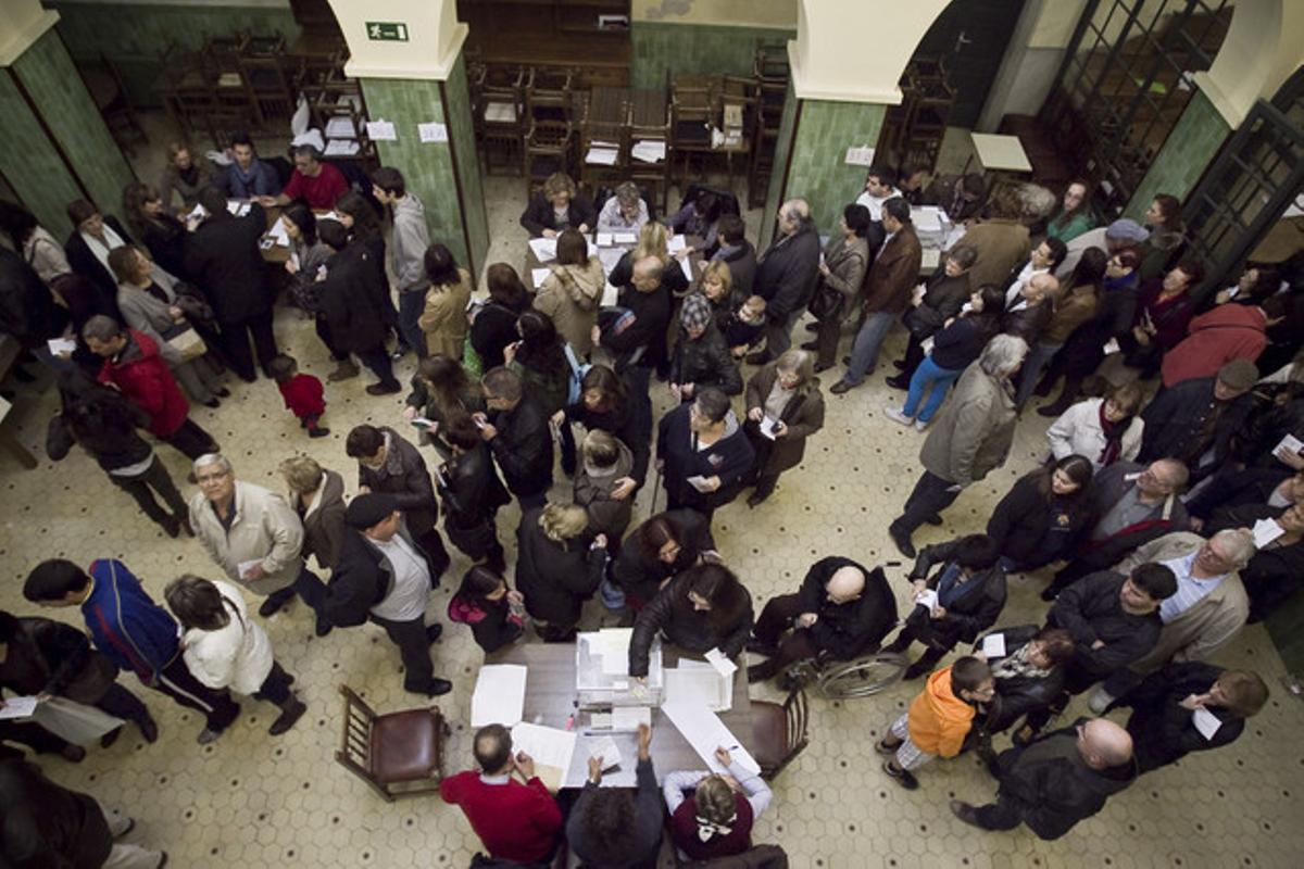 Electores acuden a votar al colegio electoral de Sant Martí, en Barcelona.