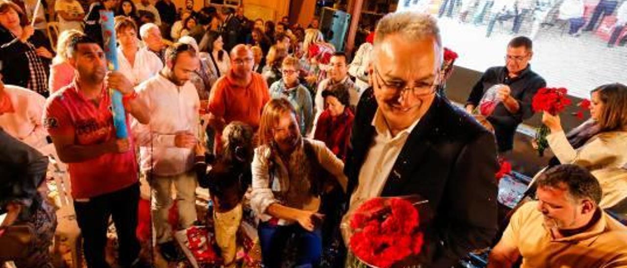 Navarro, con un ramo de claveles, junto a Leire Pajín anoche en Neptuno.