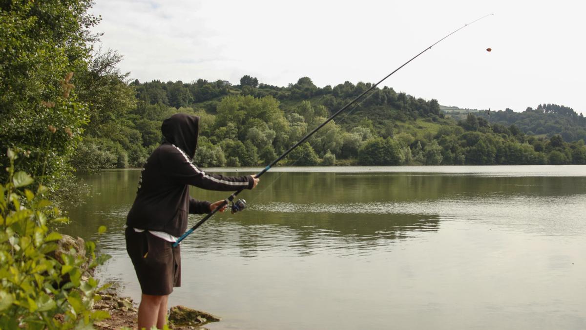 Pesca en el embalse de San Andrés.