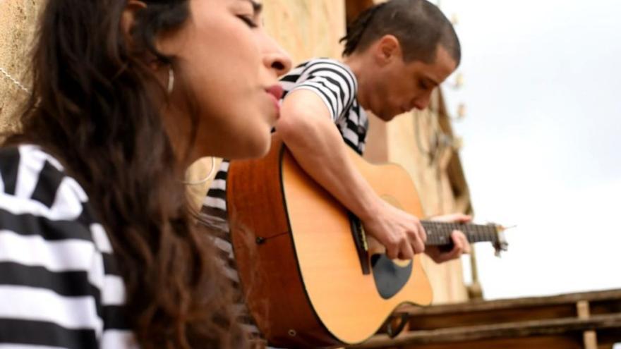 Micaela Díaz y Nicolás Flores. A la derecha, la portada del nuevo disco.
