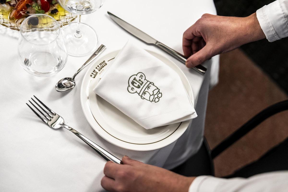 Detalle de la mantelería con el nuevo logo