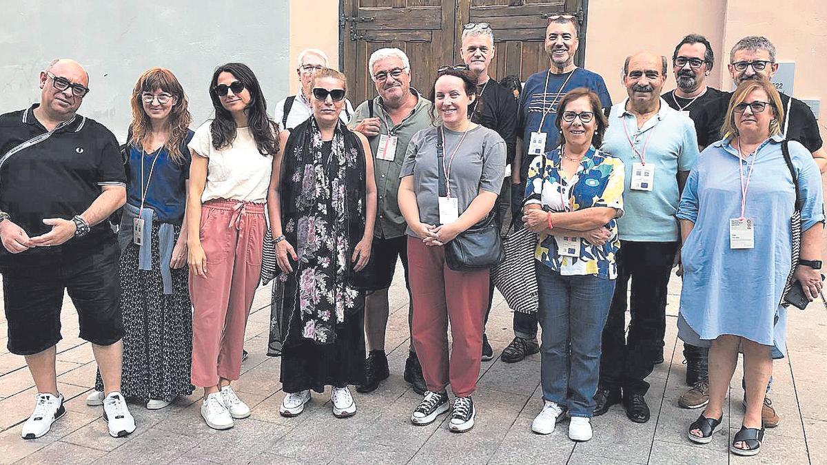 Els professionals que van fer la visita turística, amb inici a l’Espai 1522 i final a la Seu