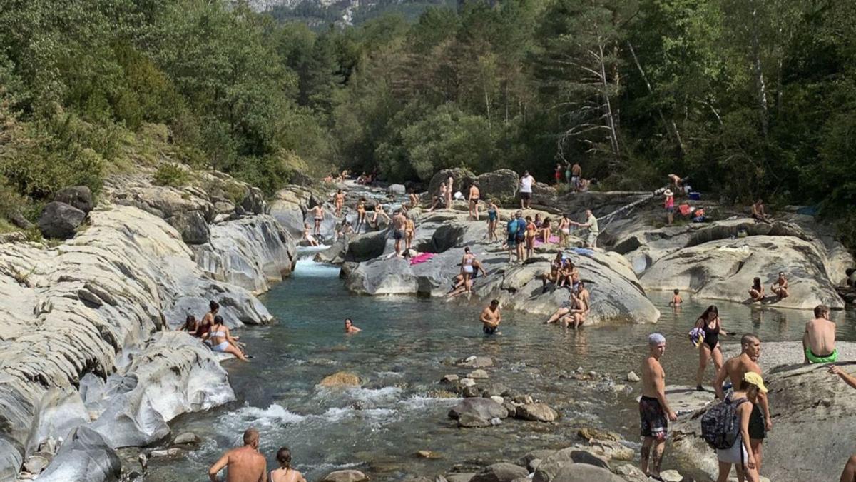 Un aluvión de bañistas acude a las pozas del Molino motivados por las publicaciones y vídeos de las redes sociales. | EL PERIÓDICO