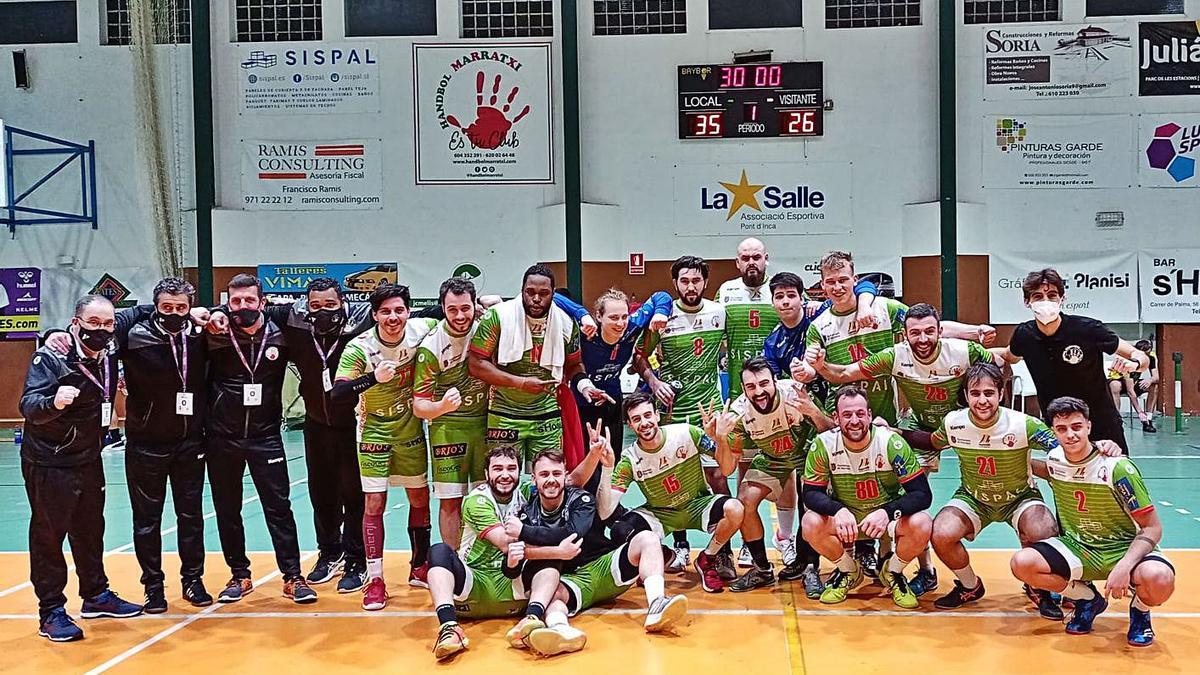 La plantilla del Sispal Marratxí posa en su pabellón tras vencer al Águilas.