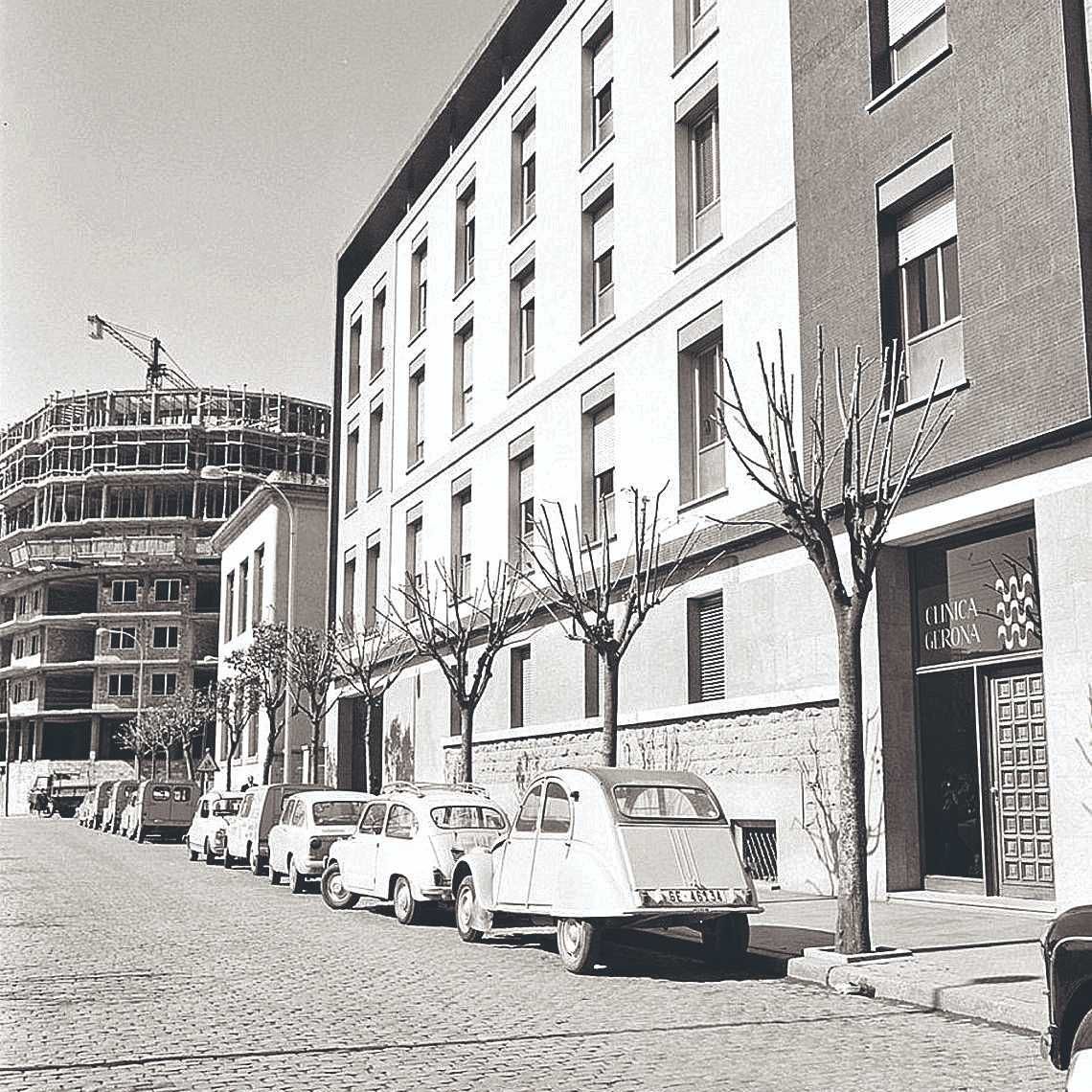 Foto de 1968 on es veu l’edifici ja reformat amb l’immoble que fa cantonada entre els carrers Joan Maragall i Bisbe Lorenzana al fons en plena construcció.