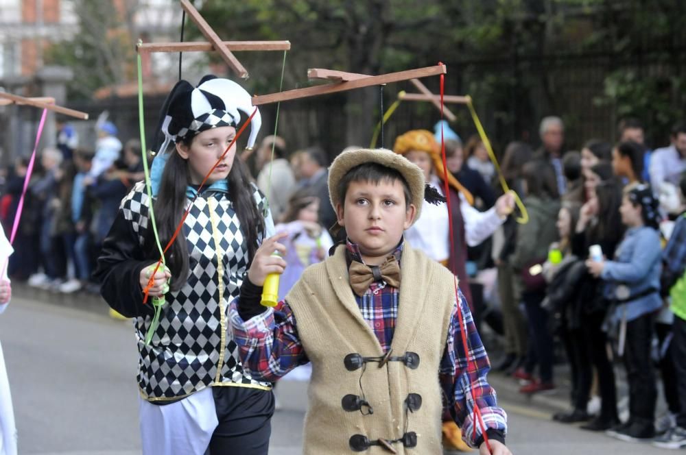 Participantes en el desfile del Antroxu en Pola de Lena.