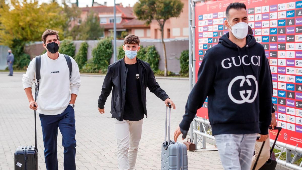 Sergio Busquets, junto a Sergi Roberto y 'Gavi' llegando a la concentración de la selección española