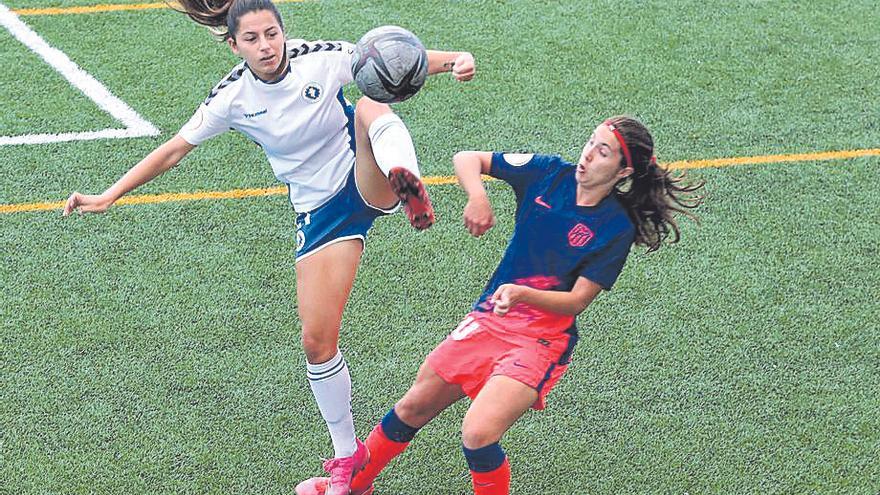 Dos jugadoras pelean por la posesión del esférico en el encuentro de ayer.