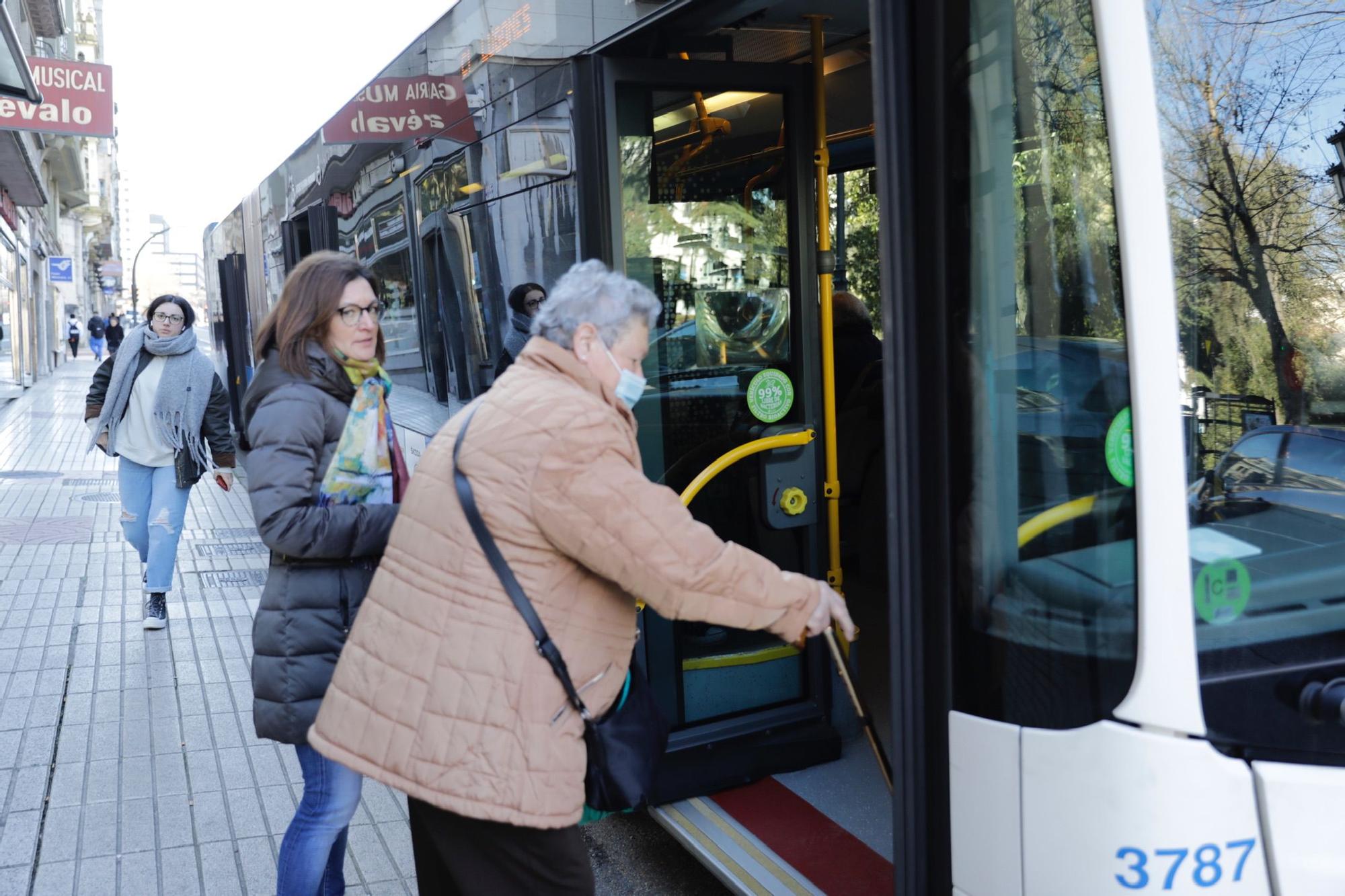 En imágenes: Primer día sin mascarilla en el transporte en Asturias