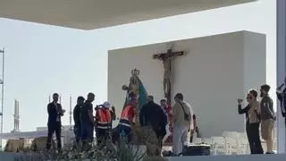 La Virgen de Candelaria ya ocupa su lugar entre vítores y emoción en el puerto de Santa Cruz de Tenerife