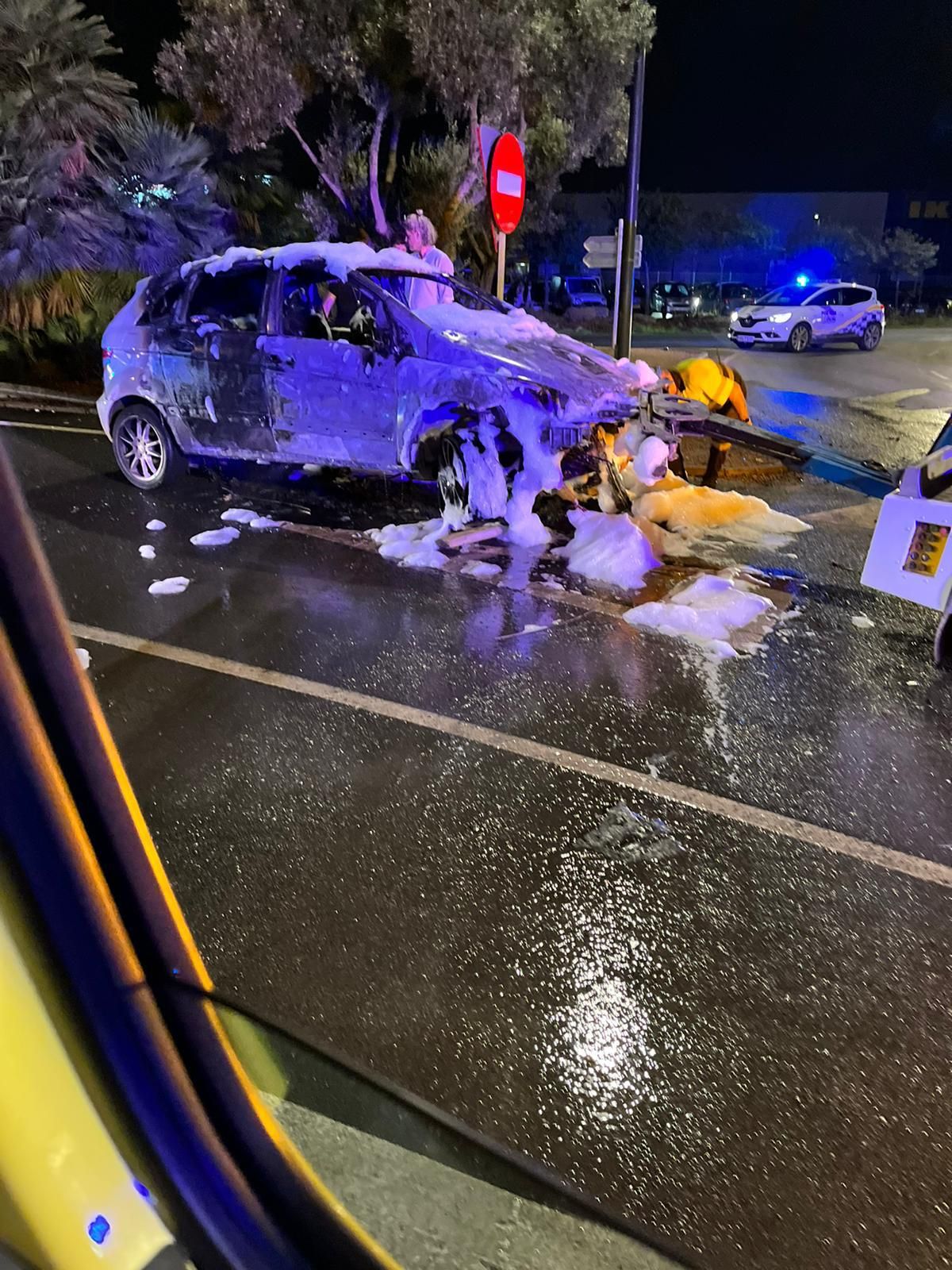 Así quedó el coche que ayer ardió junto a la rotonda de los podencos de Ibiza