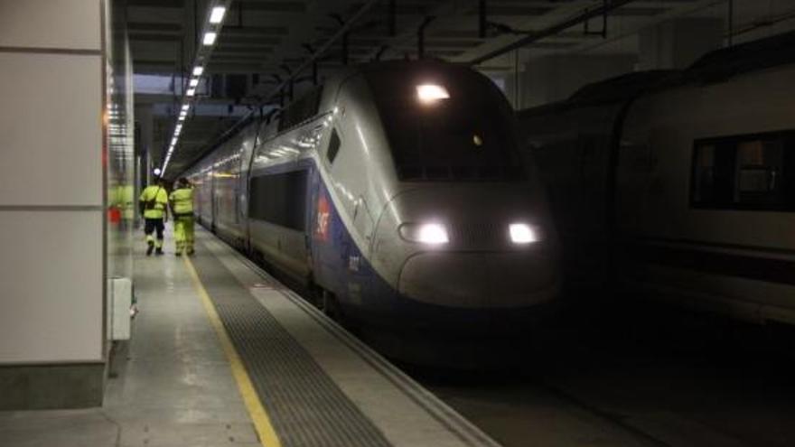 Un TGV a l&#039;estació de Girona.