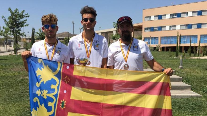 La pareja alicantina que representó a la Comunidad con la medalla de bronce y su entrenador, Juan José Chinchilla