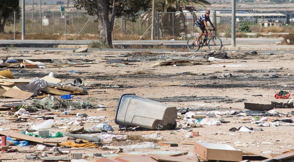 Escombros en el entorno del Cementerio y del Polígono Llano del Espartal