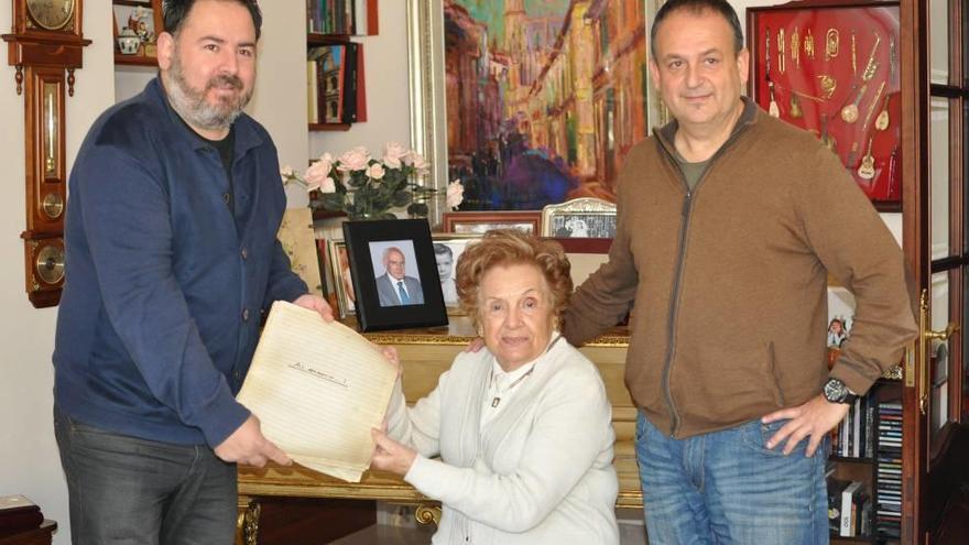 Isabel Homar hace entrega de una partitura manuscrita de &#039;Ai quaquin&#039; a Joan Laínez y Joan Barceló.