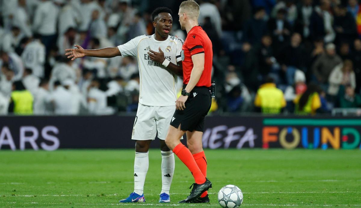Vinicius habla con el árbitro del Real Madrid - Mónaco