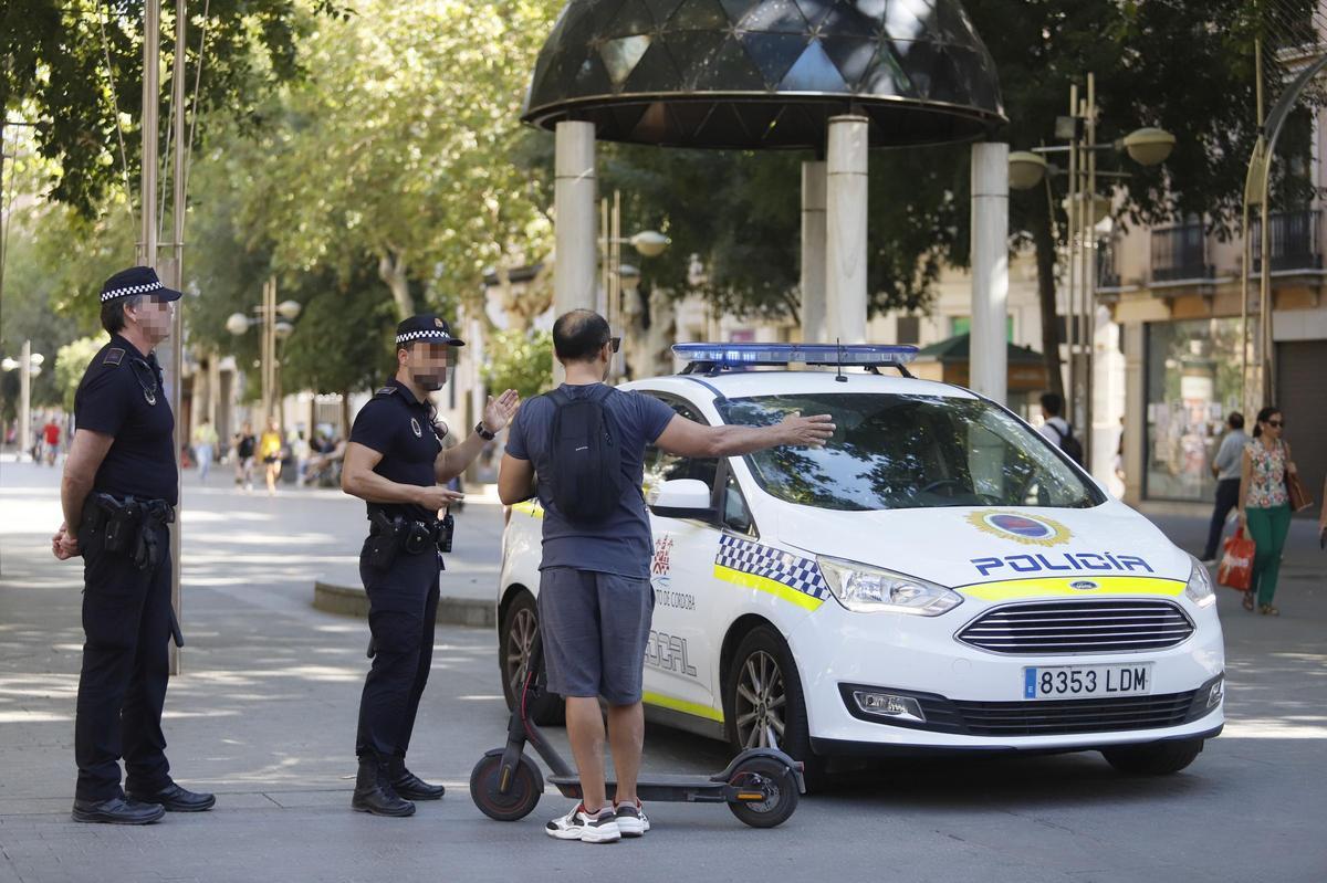 Control de la Policía Local a los patinetes.
