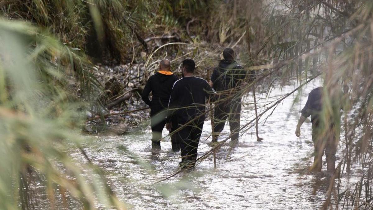 Un grup de voluntaris al riu Fahala a Alhaurín el Grande, ahir.