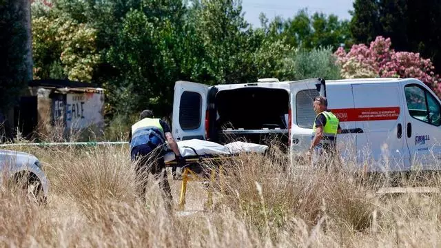 Levantamiento del cadáver asesinado tras una reyerta en una casa abandonada de Aldaia