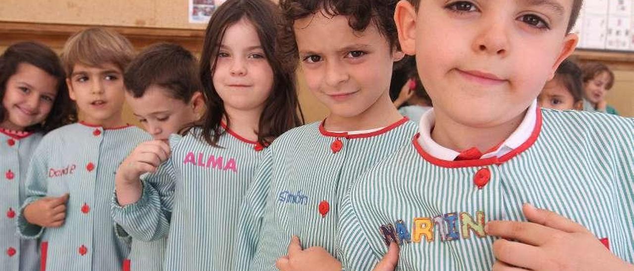 Alumnos de Infantil del colegio Salesianos muestran sus nombres en el mandilón. // Iñaki Osorio