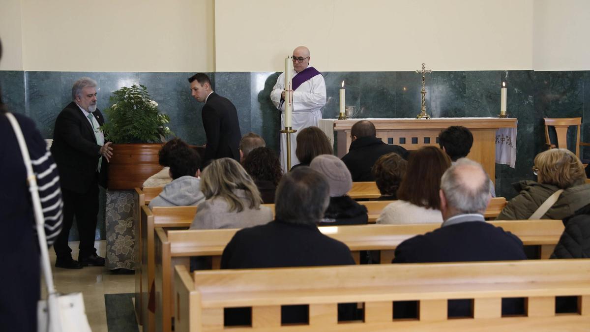 La ceremonia de despedida, este domingo, en el tanatorio de Avilés.