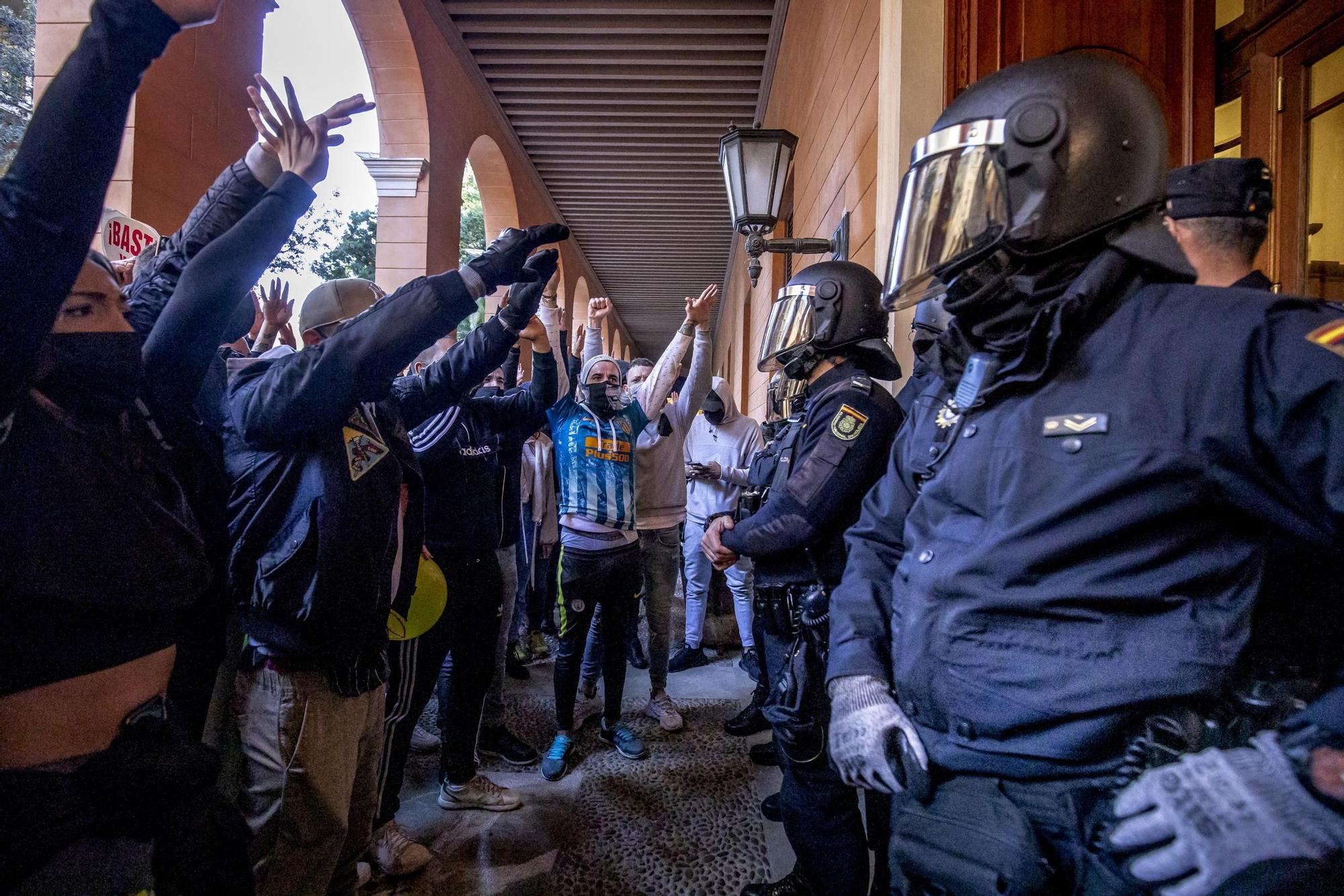 Un millar de restauradores cortan las Avenidas en su protesta ilegal por las restricciones