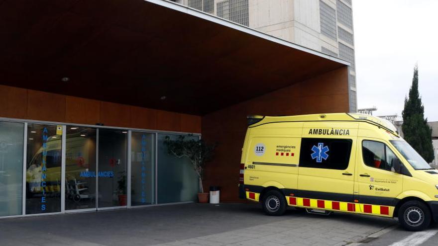 Una ambulància davant l&#039;Hospital Joan XXIII