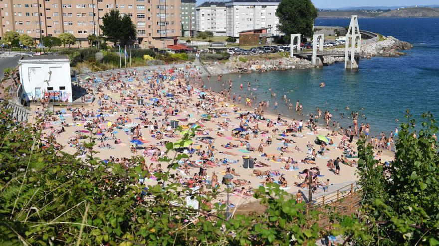 Evacuada una persona tras ser sacada del agua en la playa de San Amaro, en A Coruña